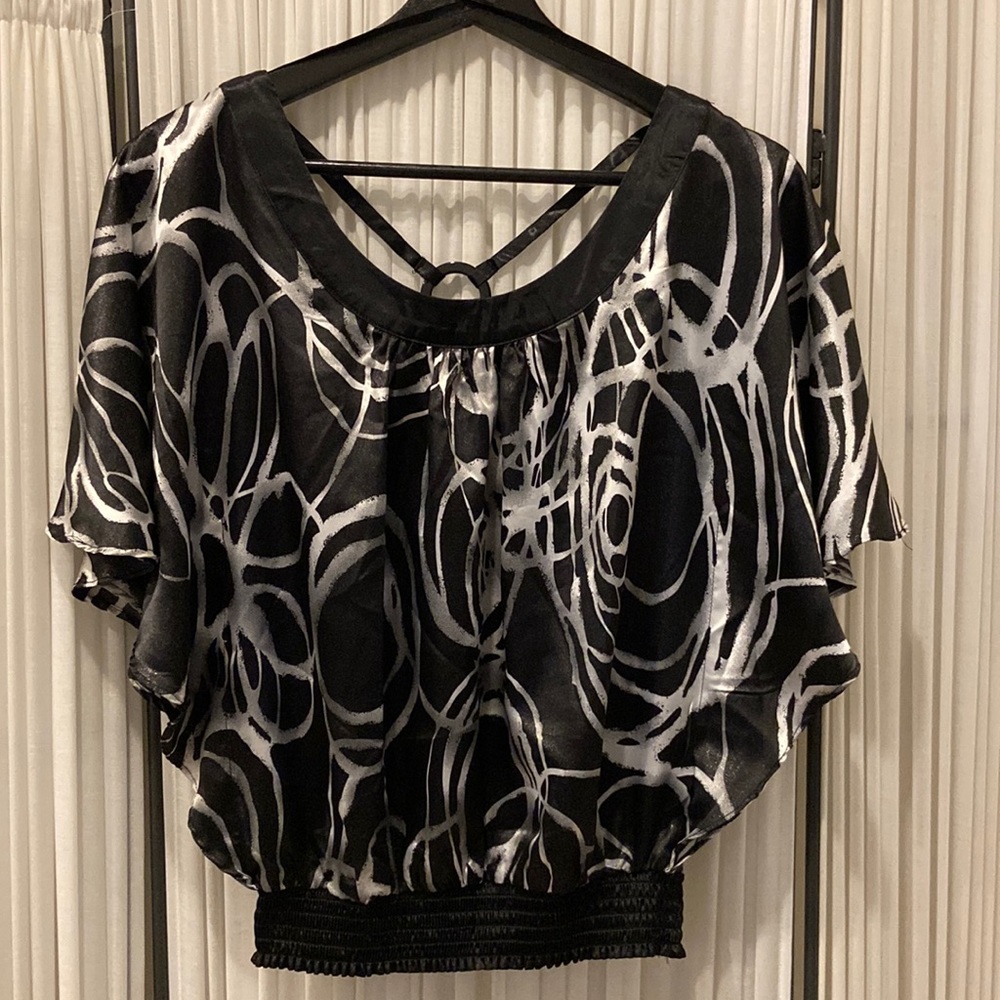 EUC 2B Bebe Satin Batwing Top - Size XS